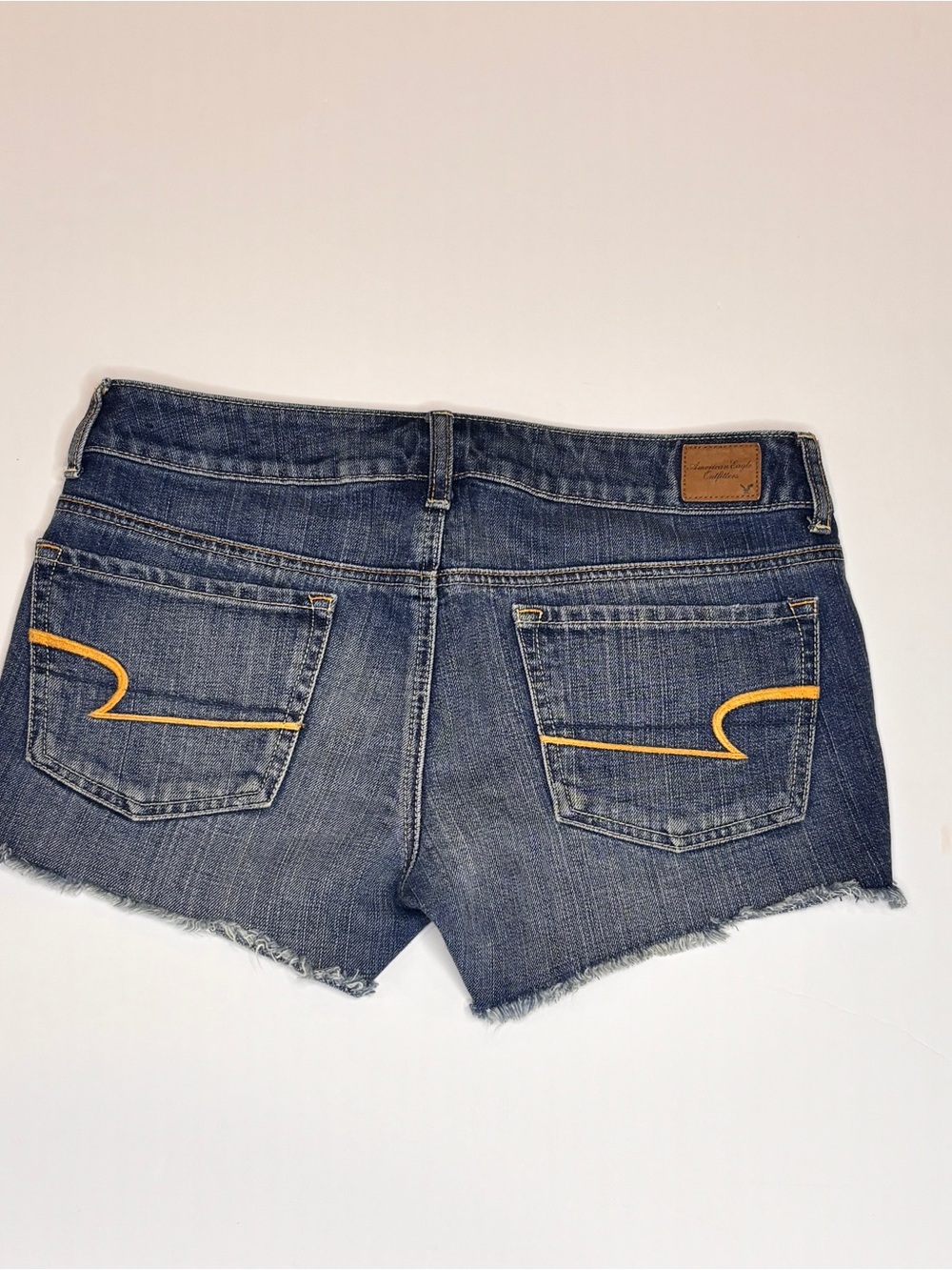 American Eagle Distressed Denim Cutoff Shorts Size 6 Medium Wash Festival Y2K - Picture 5 of 8